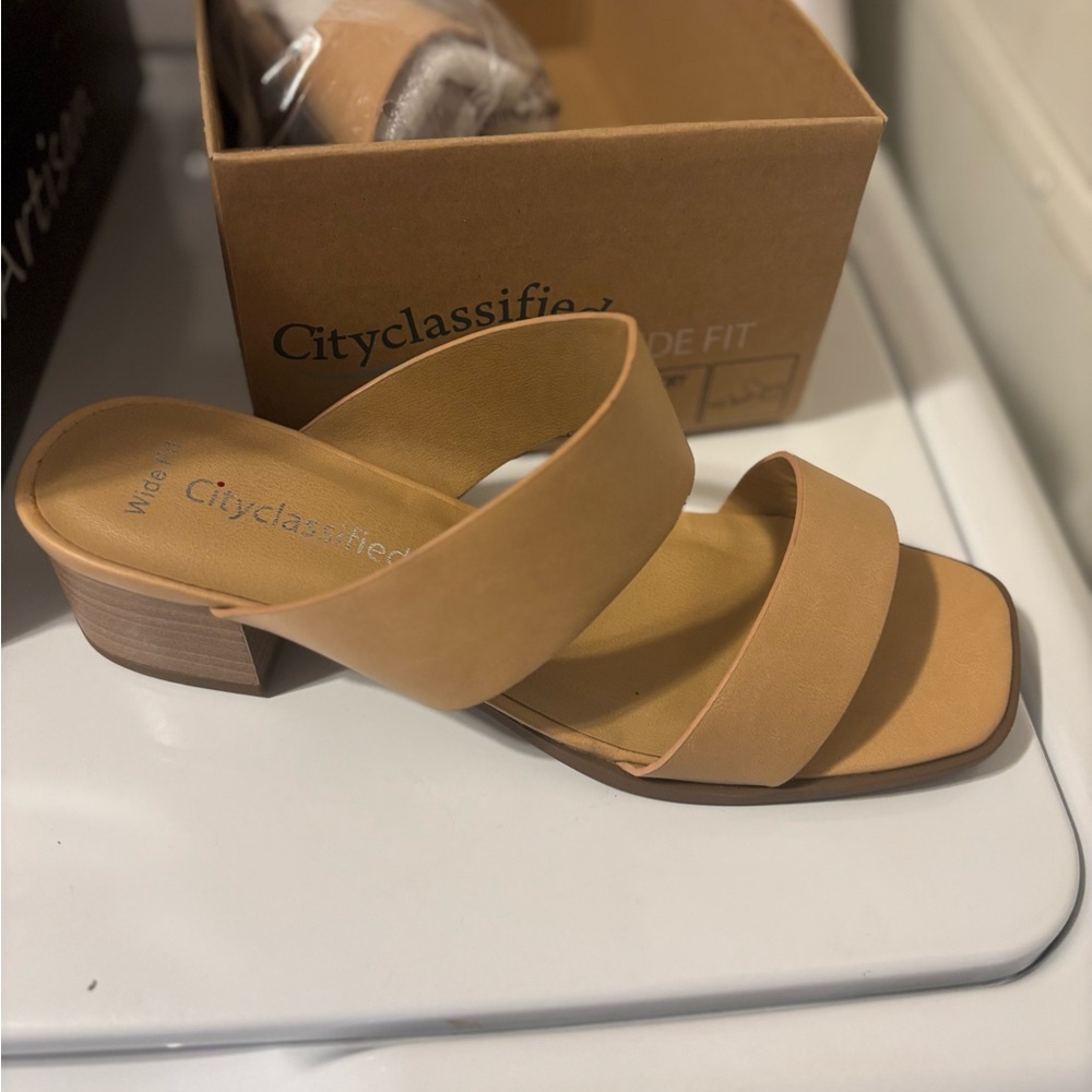 Women's Tan Sandals - Picture 3 of 3
